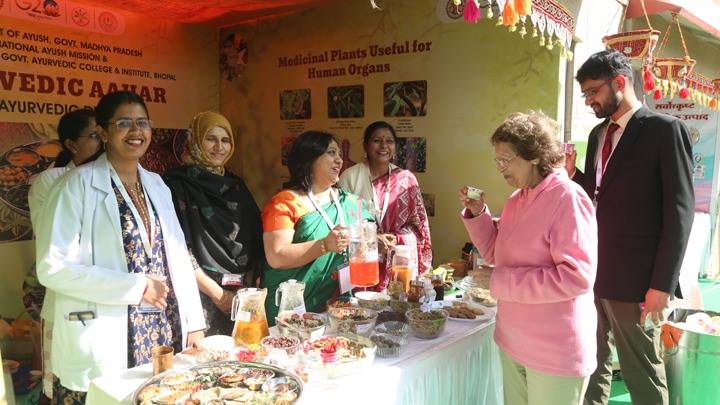 जी-20 के कार्यक्रम में आये देश-विदेश के प्रतिनिधियों ने ली आयुर्वेद आहार में रुचि